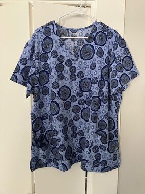 Women’s Short Sleeve V-Neck Scrub Top in Light Blue Floral